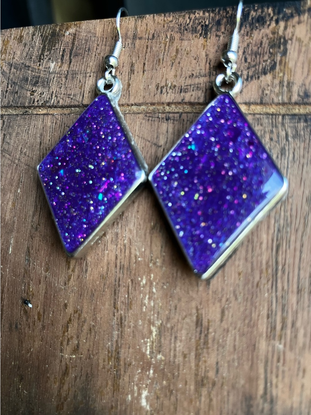 Purple glitter diamond shaped dangling earrings - Picture 2 of 6